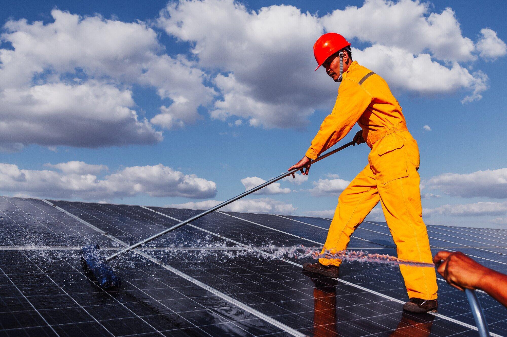 Do Solar Panels Need to be Cleaned? Find Out Why and How